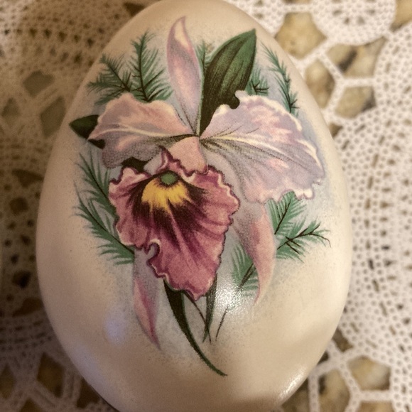 Eggzakly Porcelain Handcrafted Egg with Flowers set of 2 - Picture 5 of 9